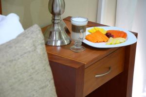 un plato de comida y una bebida en una mesa en Hotel Victoria, en Lagos de Moreno