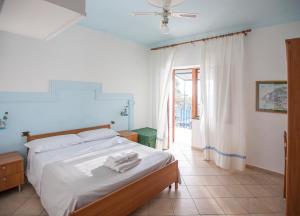 1 dormitorio con 1 cama con toallas en Oasi Relais, en Vico Equense