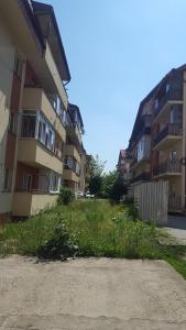 een lege parkeerplaats voor twee appartementsgebouwen bij Apartament Maria in Floreşti