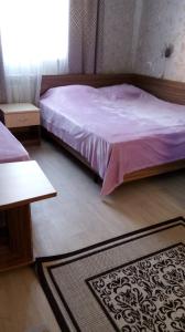 アナパにあるLivadiya Guest Houseのベッドルーム1室(ベッド1台付)、