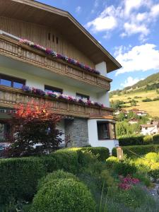 a building with flowers on the side of it at Gästehaus Schneeberger in Matrei in Osttirol