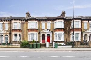 ロンドンにあるMaycourt Gemの赤い扉のレンガ造りの家並み