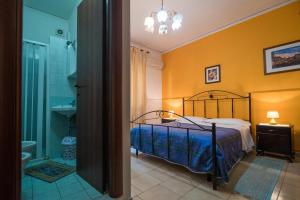 a bedroom with a bed and a bathroom with a shower at B&B Casa Paolo in Fiumefreddo di Sicilia