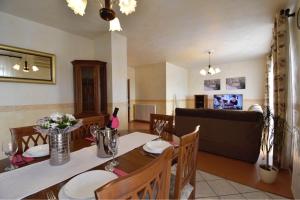 eine Küche und ein Esszimmer mit einem Tisch und einem Sofa in der Unterkunft Kuca Legovic in Kaštelir