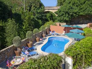 Bazén v ubytovaní Hotel Rural Molino del Puente Ronda alebo v jeho blízkosti