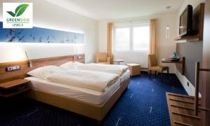 Postel nebo postele na pokoji v ubytování Hotel Im Schützenhof, Jever + 37 fotografií