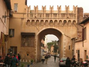 ローマにあるL'antica porta di Trastevereの街のアーチ道