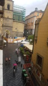 - un groupe de personnes avec des parasols dans une cour dans l'établissement B&B MIRAGLIA, à Naples