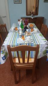 una mesa con un plato de comida. en B&B MIRAGLIA en Nápoles
