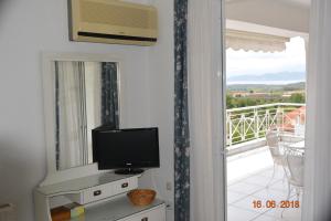 TV a/nebo společenská místnost v ubytování ELENI'S VILLAGE RELAXATION HOME