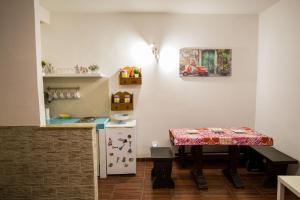 una piccola cucina con tavolo e piccolo frigorifero di Casa Lory a Napoli
