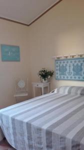Un pat sau paturi într-o cameră la Le Caravelle