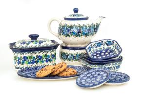a group of blue and white plates and a tea pot and cookies at B&B De Eikenhorst in Elsloo