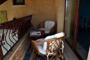 einen Balkon mit 2 Stühlen, einem Bett und einem Tisch in der Unterkunft Sa Reposada in Càbras