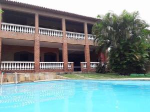 a large swimming pool in front of a building at Casa com Piscina em Iguaba Grande in Iguaba Grande