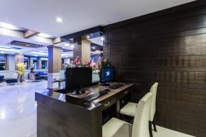 TV a/nebo společenská místnost v ubytování 7Q Patong Beach Hotel