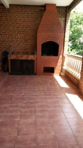 an outdoor patio with a brick oven in a building at Casa com Piscina em Iguaba Grande in Iguaba Grande