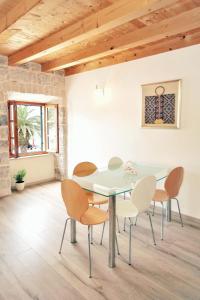 ein Esszimmer mit einem Glastisch und Stühlen in der Unterkunft Apartments Seafront in Cavtat