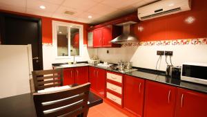 Dapur atau dapur kecil di Remas Hotel Suites - Al Khoudh, Seeb, Muscat