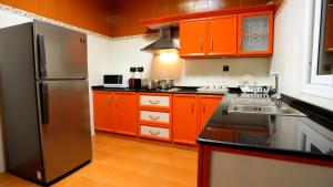 Dapur atau dapur kecil di Remas Hotel Suites - Al Khoudh, Seeb, Muscat