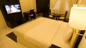 Televisyen dan/atau pusat hiburan di Remas Hotel Suites - Al Khoudh, Seeb, Muscat