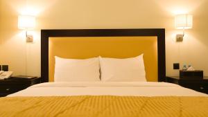 Katil atau katil-katil dalam bilik di Remas Hotel Suites - Al Khoudh, Seeb, Muscat