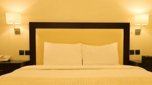 Katil atau katil-katil dalam bilik di Remas Hotel Suites - Al Khoudh, Seeb, Muscat