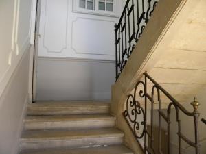 a set of stairs with a white door at Le jardin des chanceliers in Beaune