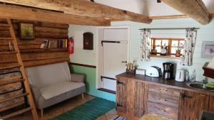 cocina con encimera y silla en una habitación en Männi Summerhouse, en Kassari
