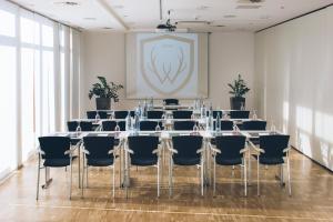 einen Konferenzraum mit einem langen Tisch und Stühlen in der Unterkunft Das Wildeck Hotel & Restaurant in Abstatt