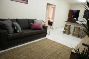 ein Wohnzimmer mit einem Sofa und einem Tisch in der Unterkunft The Living Collective Apartments in Pietermaritzburg