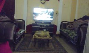 un soggiorno con TV e divano di Maged Pyramids View Inn a Il Cairo