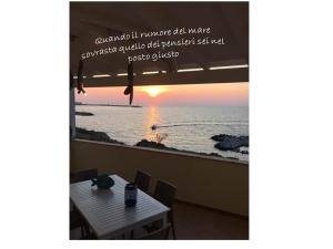 ガリポリにあるCasa Vacanze Nord-Ovestの海の景色を望むダイニングルーム