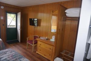 TV a/nebo společenská místnost v ubytování Northern Peaks Motor Inn