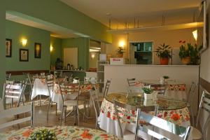 a restaurant with tables and chairs in a room at De la Plaza Hotel in Maldonado
