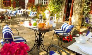 a table with a basket of bread and fruit on it at Hotel Villa Catarie in Gu&eacute;thary