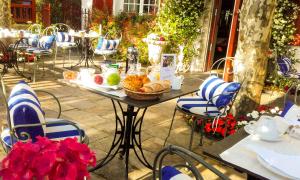 een tafel met een mand brood en fruit erop bij Hotel Villa Catarie in Guéthary