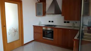 A kitchen or kitchenette at DOMUS MARIS Viserba, Spiagge e Centro a 100 mt, PROMO MAGGIO FIERA MACFRUT, FIERAVICOLA, EXPO DENTAL, MEETING RIMINI