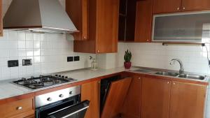 A kitchen or kitchenette at DOMUS MARIS Viserba, Spiagge e Centro a 100 mt, PROMO MAGGIO FIERA MACFRUT, FIERAVICOLA, EXPO DENTAL, MEETING RIMINI