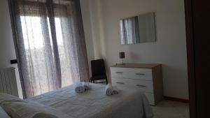 A bed or beds in a room at DOMUS MARIS Viserba, Spiagge e Centro a 100 mt, PROMO MAGGIO FIERA MACFRUT, FIERAVICOLA, EXPO DENTAL, MEETING RIMINI