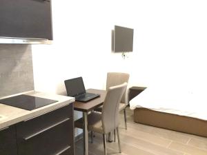 TV a/nebo společenská místnost v ubytování EURO APARTMENTS LIDICKÁ 39 BRNO