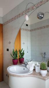 A bathroom at DOMUS MARIS Viserba, Spiagge e Centro a 100 mt, PROMO MAGGIO FIERA MACFRUT, FIERAVICOLA, EXPO DENTAL, MEETING RIMINI