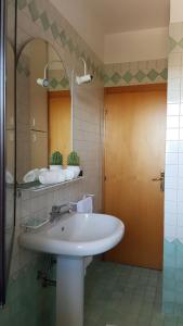 Phòng tắm tại DOMUS MARIS Viserba, Speciale offerta di Pasqua,Spiagge e Centro a 100 mt, a 5 minuti RIMINIFIERA Offerta THE COACH EXPERIENCE GINNASTICA IN FESTA RIMINI 2024