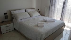 A bed or beds in a room at DOMUS MARIS Viserba, Spiagge e Centro a 100 mt, PROMO MAGGIO FIERA MACFRUT, FIERAVICOLA, EXPO DENTAL, MEETING RIMINI
