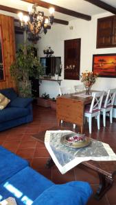 Airuno的住宿－"LA TAVERNA" B&B，客厅配有桌椅