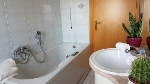 A bathroom at DOMUS MARIS Viserba, Spiagge e Centro a 100 mt, PROMO MAGGIO FIERA MACFRUT, FIERAVICOLA, EXPO DENTAL, MEETING RIMINI