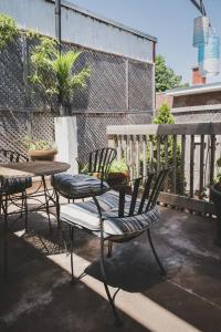 - une terrasse avec 2 chaises et une table dans l'établissement À l'Adresse du Centre-Ville, à Montréal