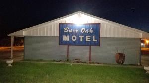 a building with a sign that reads blue oak motel at Burr Oak Motel in Algona