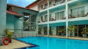 Bazén v ubytování Senani Hotel nebo v jeho okolí