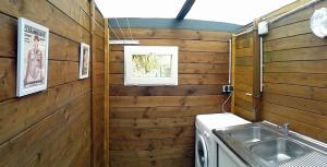 una cucina con pareti in legno e lavandino di Gîte Studio Tarbes Pyrénées a Tarbes